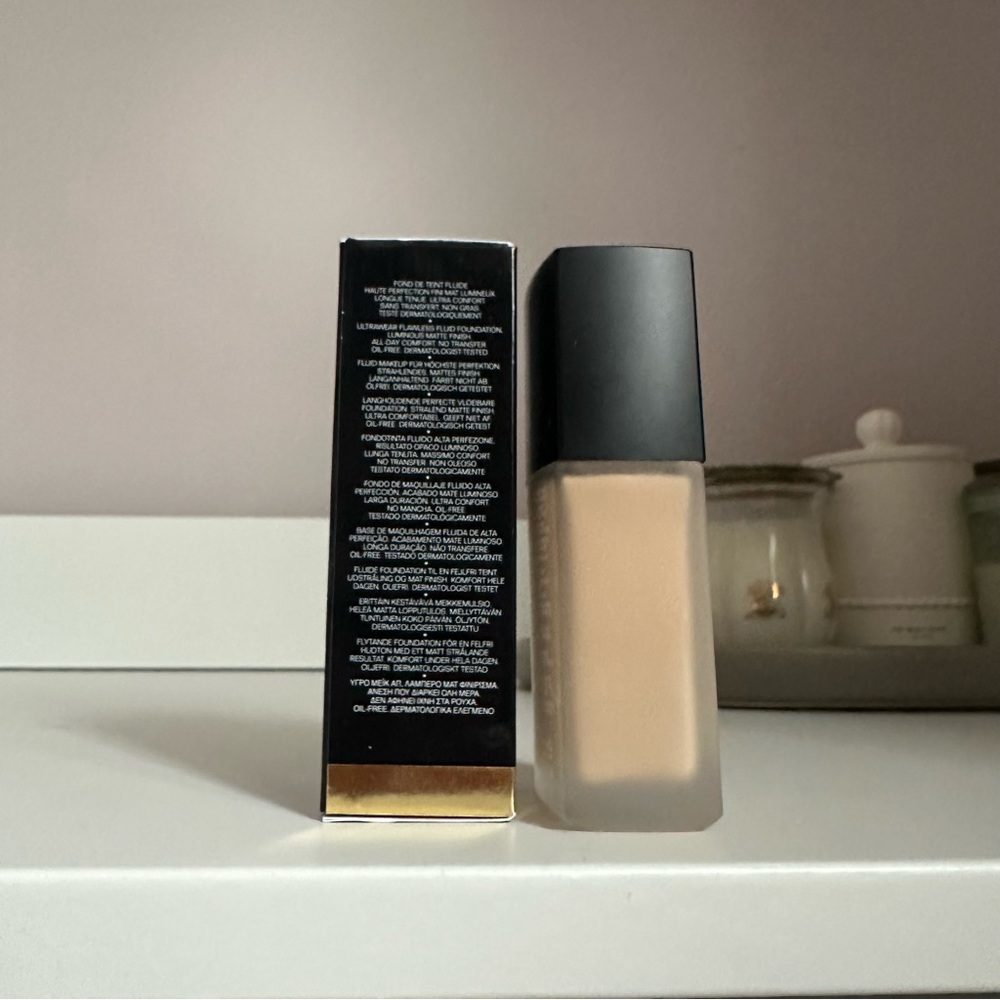 Chanel Ultra Le Teint All-Day Comfort Flawless Finish Foundation (BD11) - Picture 2 of 8